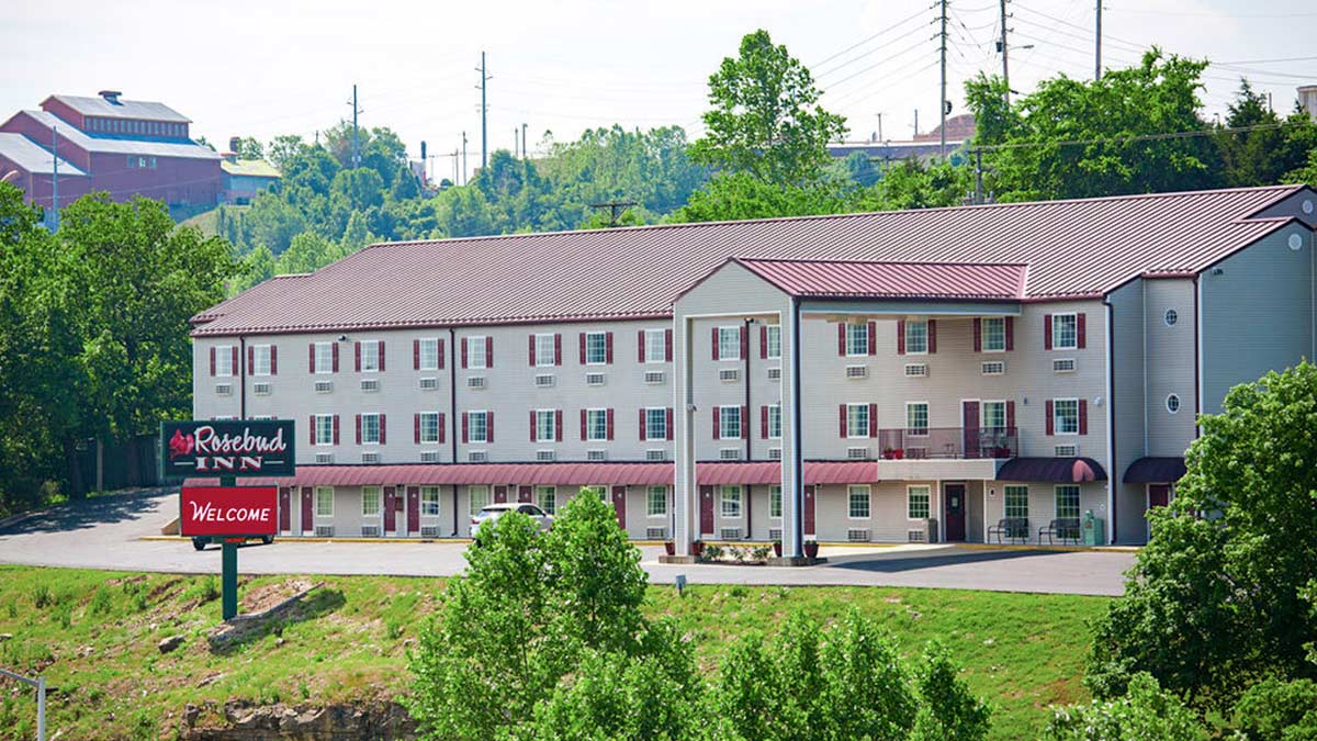 exterior of Rosebud Inn surrounded by greenery during day in Branson, Missouri, USA